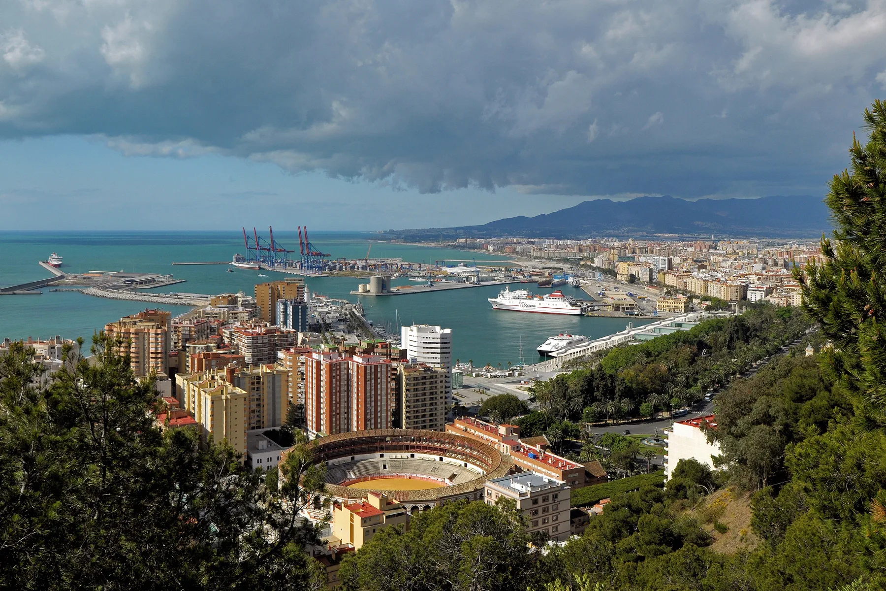 Panorama von Málaga mit Hafen und Stadt