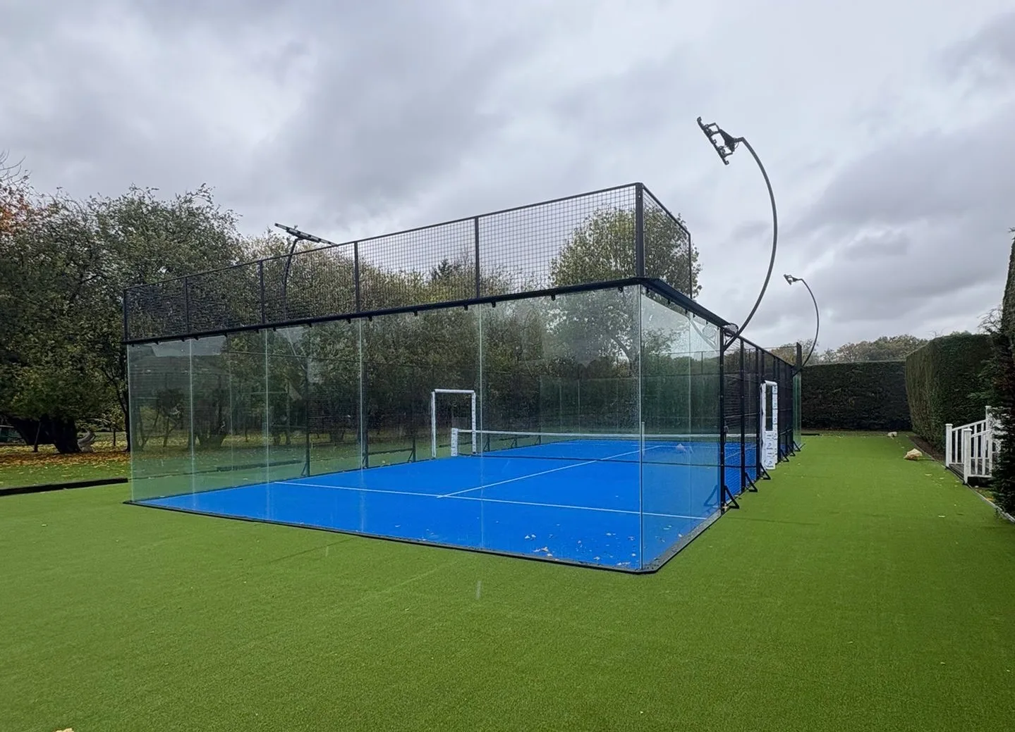 Moderner Padelplatz mit Glaswänden