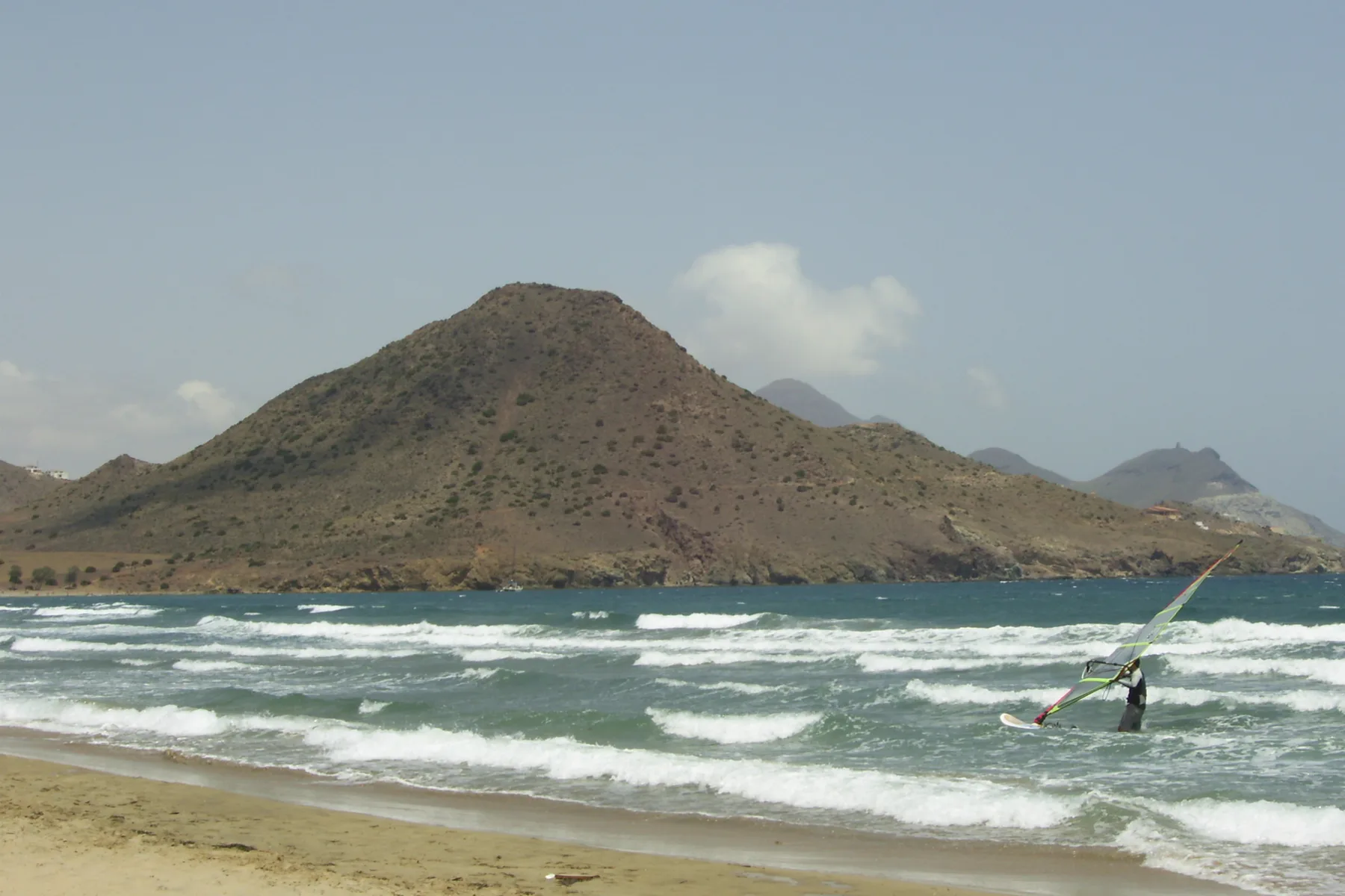 Wassersport an einem spanischen Strand
